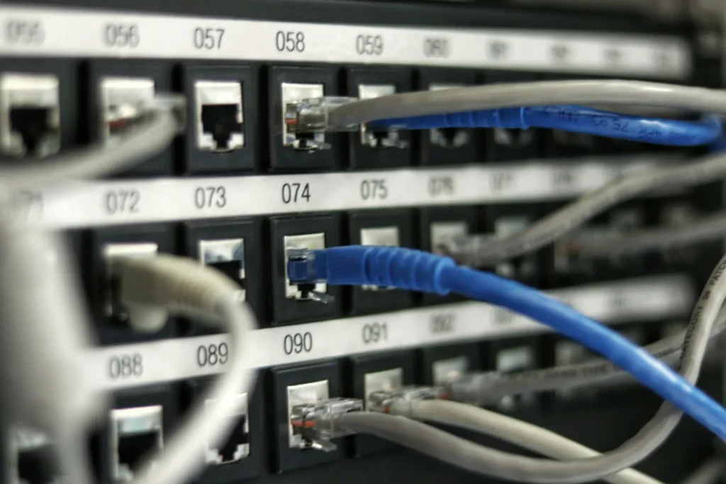 Patchpanel med numrerade portar och nätverkskablar